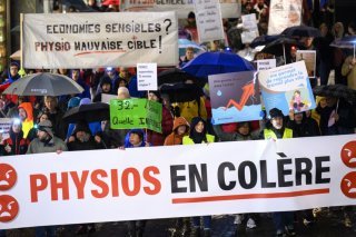 A Lausanne, la "marche des physios" s'est activée depuis la Riponne jusqu'à Bel-Air en passant par les places de la Palud et de St-François. Keystone/LAURENT GILLIERON